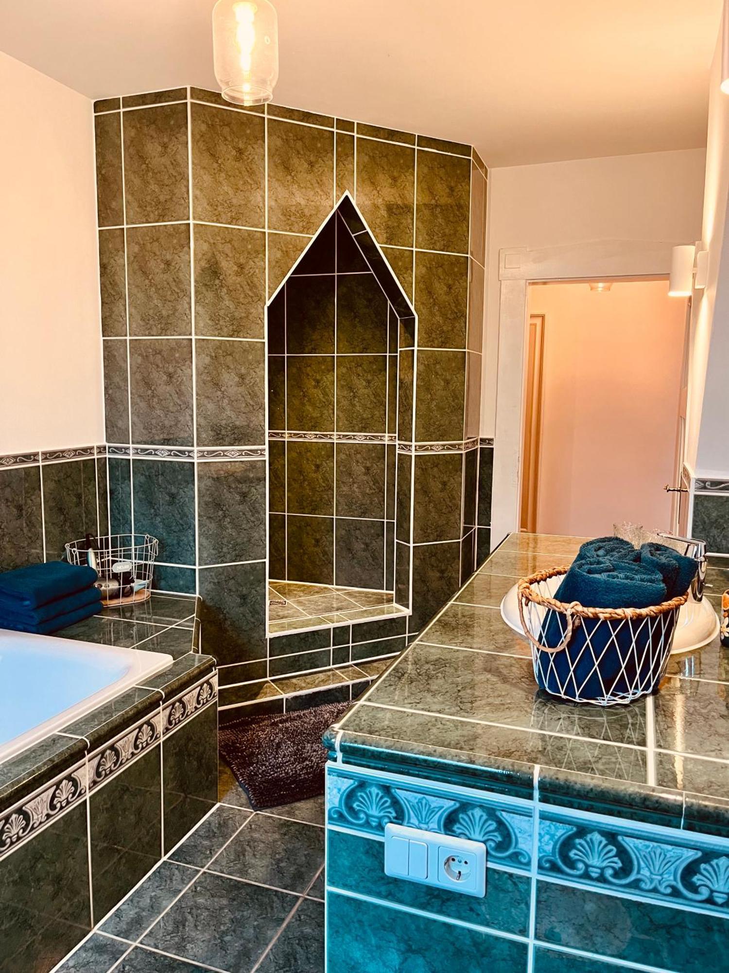 B E D & A G E D E S I G N -Extra Large- Wunderschoene Komplette Wohnung Mit Viel Platz & 4 Schlafzimmer B E D & A G E D E S I G N -Small- Wunderschoenes Zimmer Mit Bad Rechnungserstellung Fuer Geschaeftsreisende & Firmen Hunxe Exterior photo