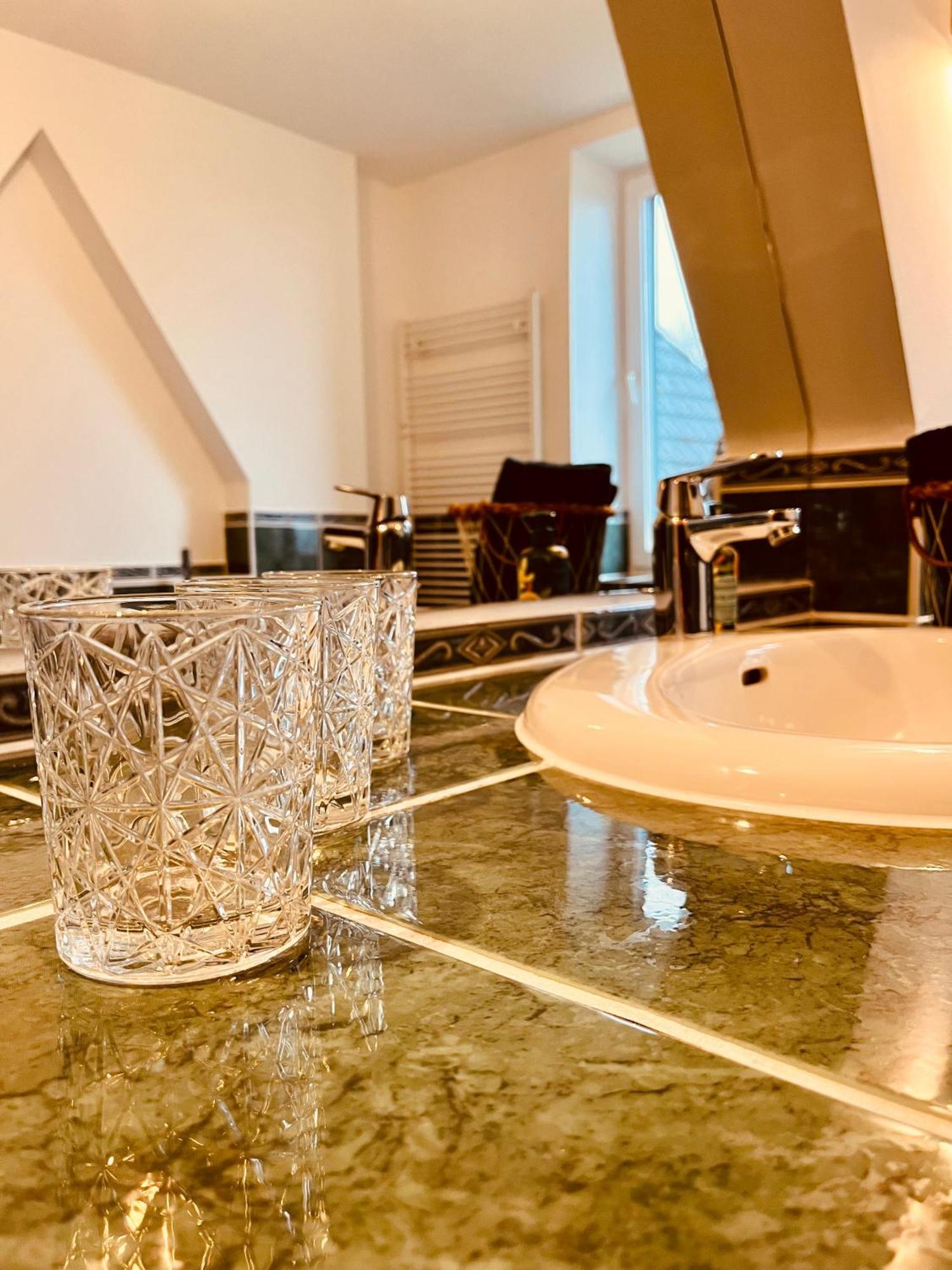 B E D & A G E D E S I G N -Extra Large- Wunderschoene Komplette Wohnung Mit Viel Platz & 4 Schlafzimmer B E D & A G E D E S I G N -Small- Wunderschoenes Zimmer Mit Bad Rechnungserstellung Fuer Geschaeftsreisende & Firmen Hunxe Exterior photo