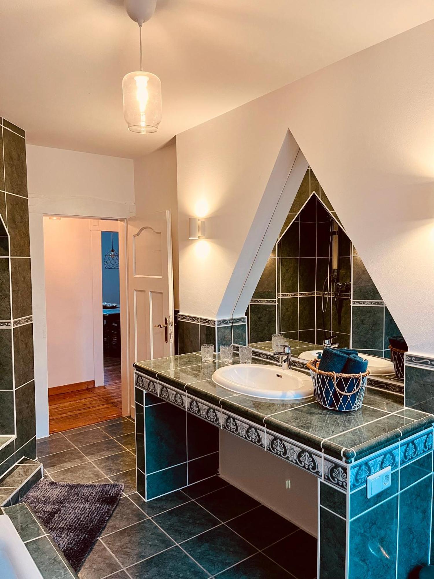 B E D & A G E D E S I G N -Extra Large- Wunderschoene Komplette Wohnung Mit Viel Platz & 4 Schlafzimmer B E D & A G E D E S I G N -Small- Wunderschoenes Zimmer Mit Bad Rechnungserstellung Fuer Geschaeftsreisende & Firmen Hunxe Exterior photo