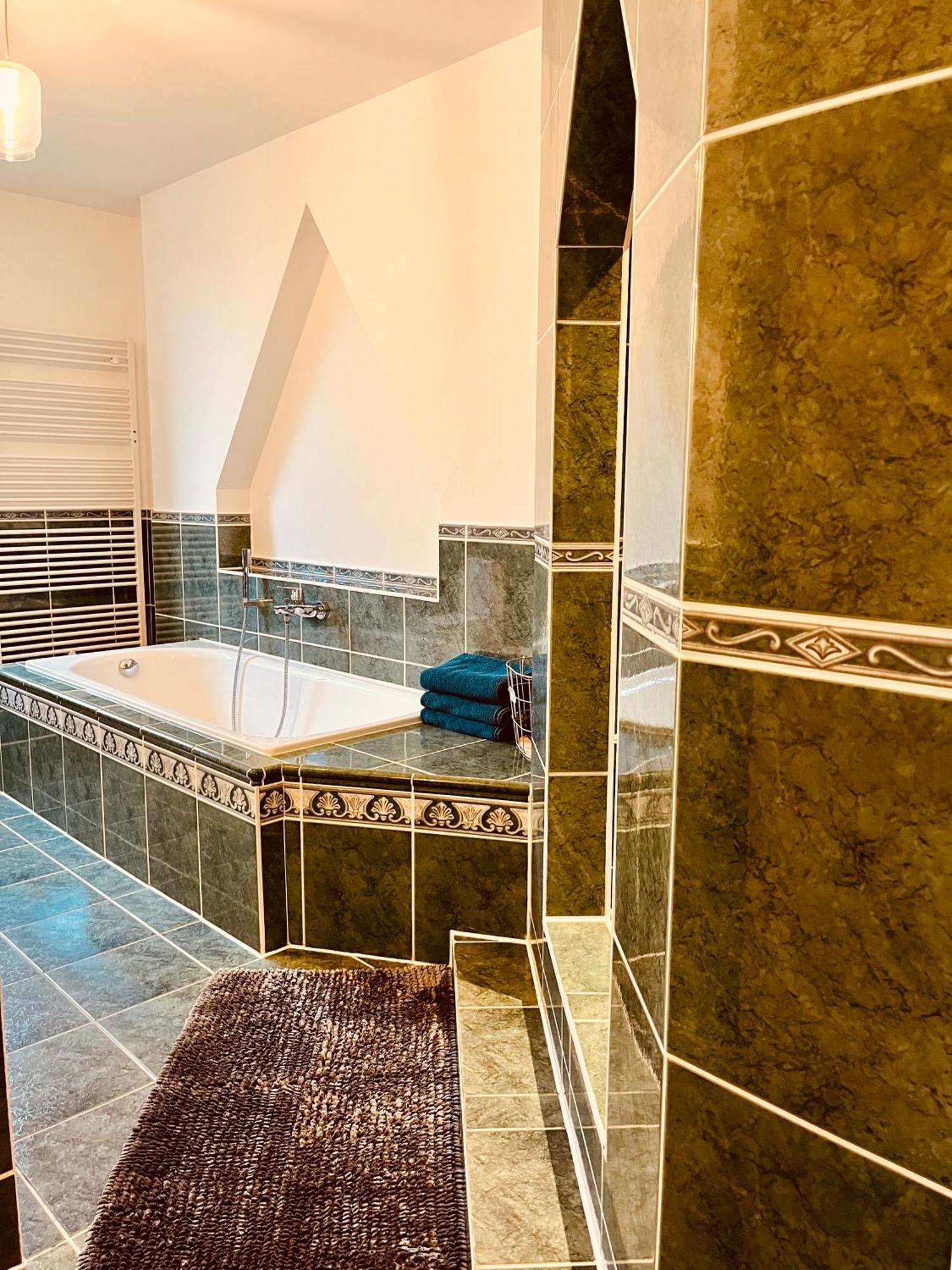 B E D & A G E D E S I G N -Extra Large- Wunderschoene Komplette Wohnung Mit Viel Platz & 4 Schlafzimmer B E D & A G E D E S I G N -Small- Wunderschoenes Zimmer Mit Bad Rechnungserstellung Fuer Geschaeftsreisende & Firmen Hunxe Exterior photo